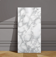 Panneau mural en PVC 3D effet marbre blanc Calacatta 4x8 pieds, feuille enduite UV pour décoration intérieure