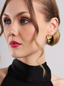 ต่างหูแบบติดหูรูปดอกไม้ห้ากลีบประดับทองคำ ดีไซน์ดอกไม้ป่าสุดหรูหรา เครื่องประดับแฟชั่นสไตล์พฤกษศาสตร์สำหรับผู้หญิง สวมใส่ได้ทุกวัน - Product Image 3