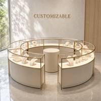 Vitrine de présentation de bijoux modulaire ronde personnalisée avec bordure dorée et vitrine incurvée en verre pour bijouterie