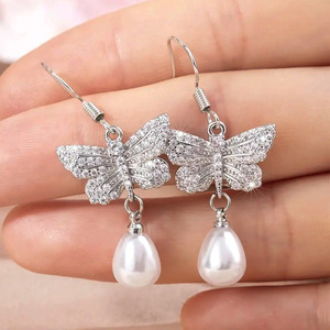 Orecchini Pendenti Eleganti da Donna con Perle a Farfalla, Stile Chic e Moderno, Gioielli alla Moda per Sposa, Accessorio Statement per Matrimonio - Product Image 1