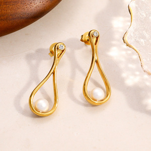 ต่างหูมุกทรงหยดน้ำ ชุบทอง 18k ต่างหูแบบห้อย สวมใส่ได้ทุกวัน ประดับแบบ Bezel Setting - Product Image 2