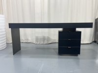 Bureau de travail élégant et minimaliste en bois massif de taille moyenne, avec plateau large et lisse, étagères latérales pour dossiers, dissimulées/3