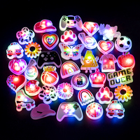 Nouvelle Tendance Mode Personnalisée Breloque LED pour Chaussures Lumineuse Nuit Vente en Gros Brillante Scintillante Rose Poulpe Animaux Amusants Décor Breloque de Chaussure