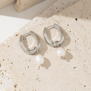 ต่างหูห่วงสแตนเลสรูปทรงเรขาคณิตสีเงินกันน้ำสไตล์ผู้หญิงที่สง่างามต่างหูห่วงมุก - Product Image 3