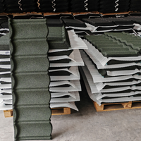 Tuiles métalliques revêtues de pierre de haute qualité Imperméable Durable Prix du fabricant Tôle de toiture en acier Alu-zinc pour Zambie Kenya