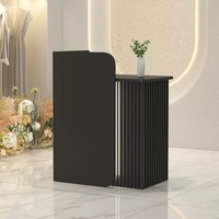 Comptoir de caisse pour petite boutique de vêtements, salon de beauté, salon de manucure, bar minimaliste moderne, salon de coiffure, fleuriste, comptoir de restauration avec éclairage