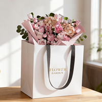 Fabrication OEM/ODM de sacs cadeaux en papier écologiques avec poignée en corde recyclée, logo personnalisé en or estampé, embossage, fleurs