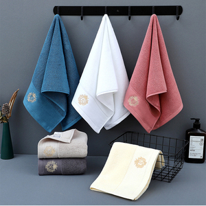 Serviettes de bain et de <span class=keywords><strong>spa</strong></span> en coton bouclette, brodées avec logo, pour hôtels, en blanc et gris foncé, vente en gros - Product Image 1