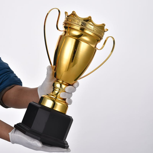 Coppe trofeo in metallo dorato e argento personalizzate per la collezione di trofei e medaglie Premium - Product Image 4