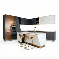 Meubles de cuisine en L sur mesure avec finition laquée, structure en panneaux mélaminés, plan de travail en quartz, mobilier en bois pour villa