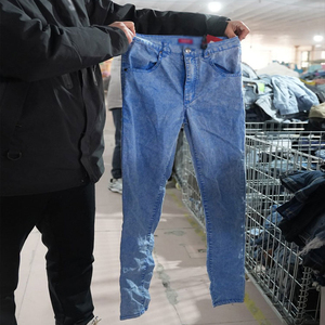 Jeans Micro Flared Americani Retrò di Seconda Mano: Un Must-Have per Donne Trendy e Audaci sulle Strade - Product Image 2