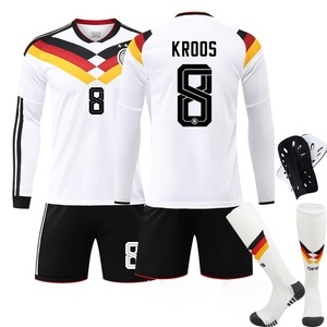 Conjunto de Uniforme de Fútbol Personalizado al por Mayor con Camiseta de Manga Corta, Calcetines y Espinilleras, Impresión de Logotipo, Nombre y Número, Transpirable - Product Image 3