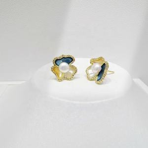 Precio de fábrica Plata 925 Pendientes de flor de esmalte colorido Novedad 2026 Hipoalergénicos para niñas con circonita y perla azul, pendientes finos tipo stud - Product Image 1