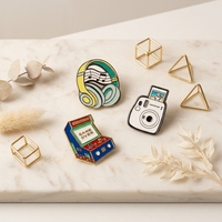 Lencana Pin Enamel Lunak Kartun Anime Logo Perusahaan Bros dengan Penjepit Kupu-kupu Lencana Logam Kustom