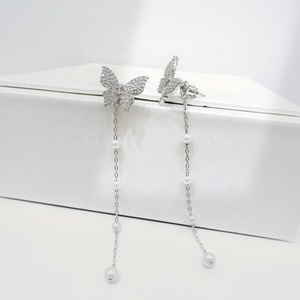 Boucles d'oreilles pendantes en argent sterling 925, style coréen, hypoallergéniques, avec perle et papillon, longues chaînes et pompons, pour mariage. - Product Image 1