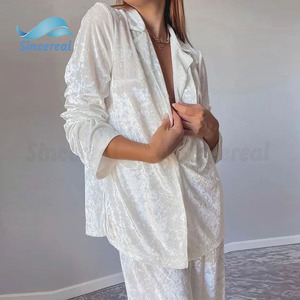 Pigiama Personalizzato in Velluto a Due Pezzi per Donna, Completo Invernale con Colletto Rovesciato - Product Image 2
