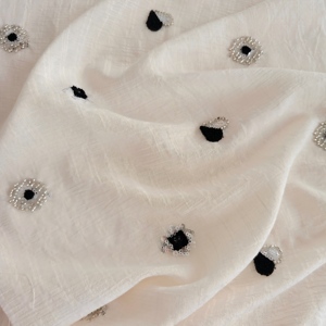Tissu en mousseline texturée beige A172 en gros avec broderie de perles tubulaires en forme de cœur noir et blanc, design artistique de niche, matière pour robe - Product Image 2