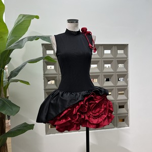 เดรสแฟชั่นผู้หญิงแขนกุด คอตั้ง สีเข้ม แต่งผ้าแบบแพทช์เวิร์ค หลายชั้น ระบายชายกระโปรงแบบไม่สมมาตร - Product Image 4