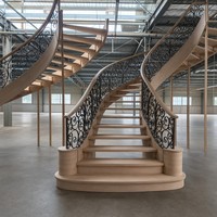 Escalier en colimaçon à marches courbes sur mesure en chêne rouge pour l'intérieur d'une villa