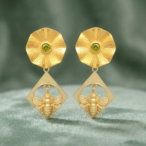 Recién llegado, diseño de abeja y flores chapado en oro con pendientes de piedras preciosas de Peridoto, Pendientes colgantes - Product Image 3