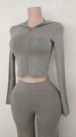 Ensemble de survêtement 2 pièces pour femme avec logo personnalisé, haut court à capuche zippé et pantalon évasé, couleur unie, coupe ajustée, style décontracté