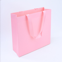 Logo personnalisé pour les boutiques de vêtements haut de gamme, les centres commerciaux, la publicité, les cadeaux, les sacs en papier personnalisés, matériaux recyclés, laminage mat
