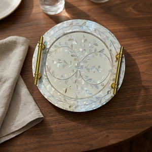 Plateau de service rond LORD en nacre incrustée avec poignées en laiton, plat décoratif pour présentation sur table, provenant de l'Uttar Pradesh - Product Image 1