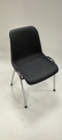 Chaise d'école et de formation empilable OK-506C avec pieds chromés, coque en PP mat et siège rembourré, capacité de 600 lb pour salles de classe et conférences