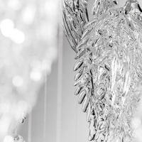 Luminaires suspendus LED réglables en hauteur pour la décoration intérieure, parfaits pour les halls d'hôtel, les restaurants haut de gamme, en verre personnalisé.