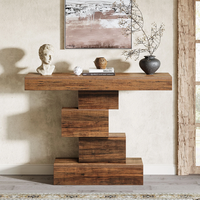Une pile de livres sur la table console de la ferme, design de couloir, table console chinoise avec base géométrique