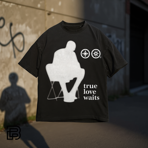 T-shirt Oversize con Stampa 'True Love Waits' in Nero Lavato, Vestibilità Ampia Unisex, Stile Streetwear con Stampa Minimalista Vintage - Product Image 3