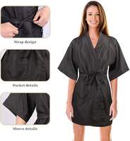 Capa de Peluquería con Logotipo Personalizado, MOQ Bajo, Bata de Barbería y Spa, Kimono de Poliéster con Bolsillo para Clientes de Salón de Belleza