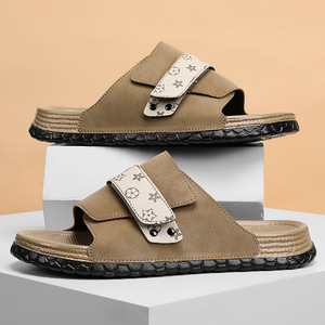 Sandalias planas de moda para hombre con suela de goma, diseño de diseñador, cierre con hebilla, suela de goma, pantuflas de lujo para hombre - Product Image 1