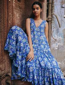 Robe longue bleue à imprimé floral, col en V, sans manches, coupe trapèze, style bohème, ample, décontractée, en coton tissé pour l'été - Product Image 1
