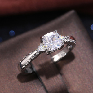 Anello F171 in Argento con Diamante Taglio Asscher, Anello di Fidanzamento Classico da Donna con Diamante Naturale - Product Image 2