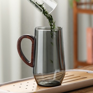 Gobelet à eau soufflé à la main grande capacité pour le bureau, en verre borosilicate transparent gris fumé, tasse à thé vert avec poignée en bois - Product Image 6