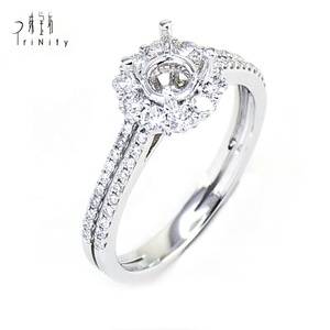 Anillo de compromiso para mujer, diseño de doble halo, el más popular, en oro blanco macizo de 18 quilates con diamantes naturales, sin piedra central. - Product Image 1