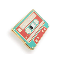 Les nouvelles épingles en émail en métal chaud Badges décorés de dessins animés colorés en gros Cassette rétro personnalisée Mixtape émail épinglette