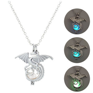 Estilo Europeo Americano Simple Luminoso Animal Noche Luminoso Dragón Transfronterizo Venta caliente Collares colgantes <span class=keywords><strong>de</strong></span> moda - Product Image 2
