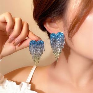 Boucles d'oreilles pendantes tendance en forme de cœur avec dégradé de couleurs, entièrement serties de diamants et de pampilles, en argent plaqué, ornées de strass, pour femme – Meilleure vente pour mariage - Product Image 3