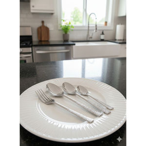 Juego de Cubiertos de Acero Inoxidable Ecológico de Primera Calidad, Diseño Clásico con Mango Martillado para Fiestas, Ligeros y Aptos para Lavavajillas - Product Image 1
