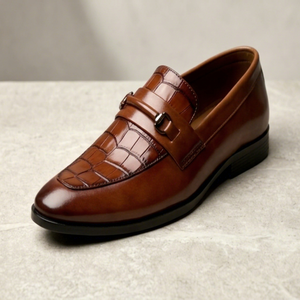 Mocassins de luxe pour hommes en cuir marron à motif crocodile, à bout rond, pour tenues professionnelles et semi-formelles - Product Image 1