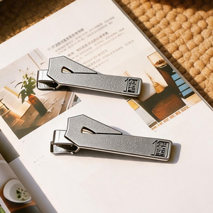 Pince à cravate haut de gamme personnalisée en alliage de zinc avec finition mate, accessoire de costume pour homme, cadeau d'affaires - Product Image 1