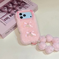 Coque de téléphone antichoc en TPU avec oreilles de chat en peluche, nœud perlé et dragonne pompon moelleuse pour iPhone 15 16 17 Pro Max