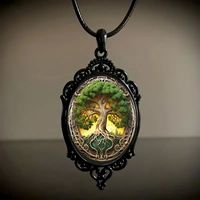 Collier Cadre Photo Vintage Style Gothique Rétro avec Château, Chauve-souris, Roses, Corbeau et Croix, thème Vampire