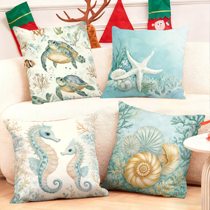海をテーマにした投げ枕。カメ、タツノオトシゴ、ヒトデ、貝殻が描かれ、海岸の家の装飾に最適です。 - Product Image 1