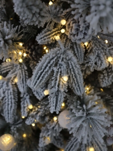 Árbol de Navidad Artificial Preiluminado de Alta Calidad con Aspecto Realista, de PE, 6FT/7FT/8FT/9FT, Personalización de Fábrica - Product Image 3