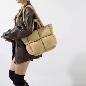Usine BSCI, logo personnalisé, grande capacité, sac à main léger et tendance pour femmes, sac fourre-tout matelassé pour femmes - Product Image 4