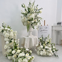 Grand arrangement de fleurs artificielles blanches et vertes, orchidée en soie, plante artificielle dans un vase en urne pour la décoration de mariage, d'hôtel et de maison