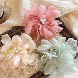 Élégante Épingle à Cheveux en Tulle Floral Rose Menthe avec Nœud Perlé Blanc – Accessoire de Mode Idéal pour les Coiffures Quotidiennes - Product Image 2